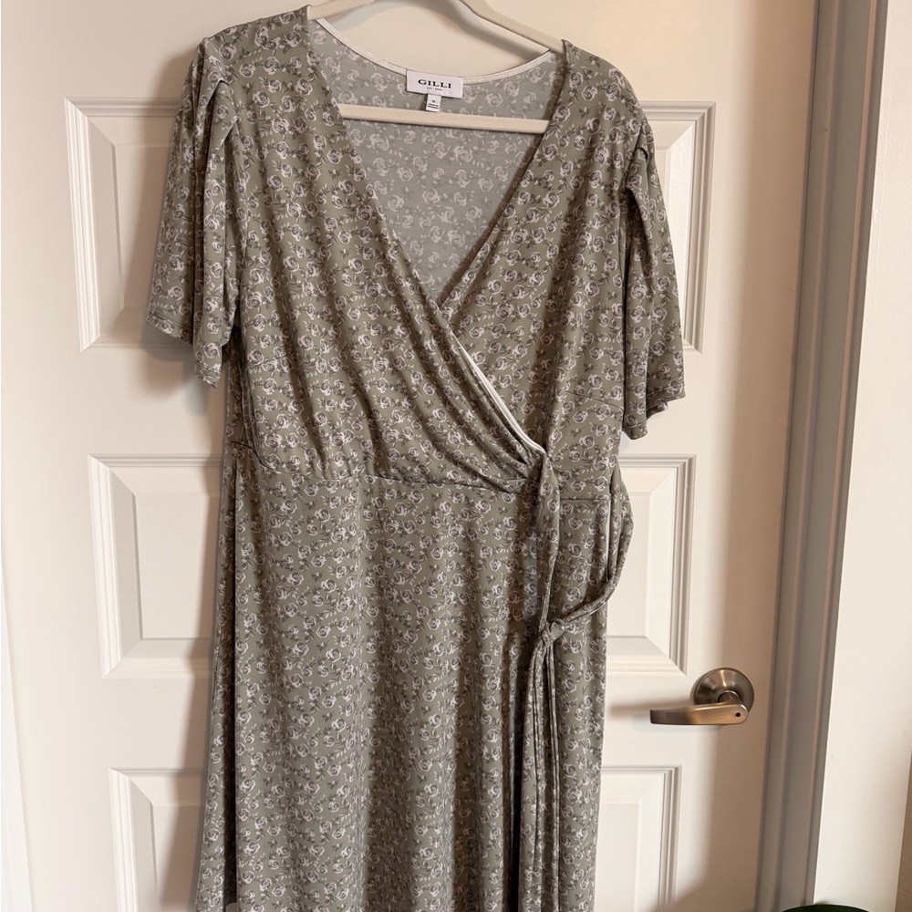 Gilli Olive Floral Midi Dress